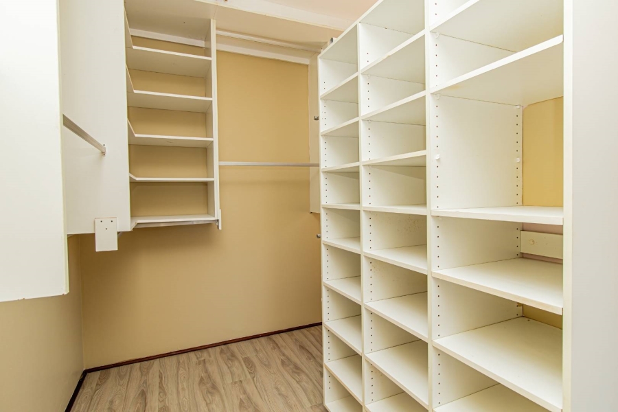 To Let 5 Bedroom Property for Rent in Hersham Western Cape